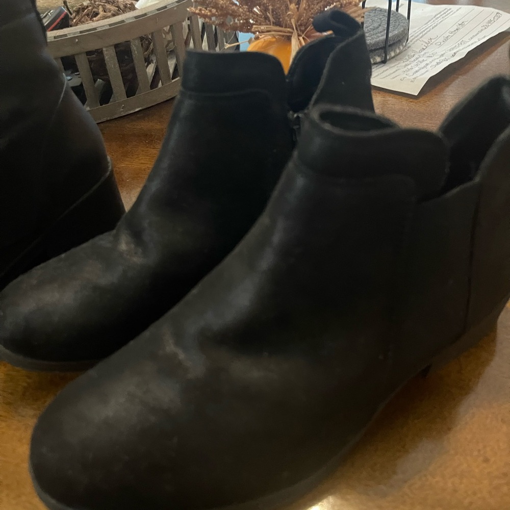 Size 4 youth booties side zipper, good shape